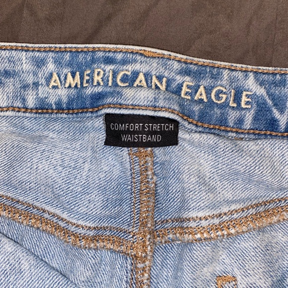 Size 10 Long American Eagle Distressed Light Wash Mom Jean - Picture 4 of 8